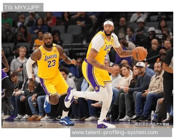 浓眉批评球队进攻太多单打强调团队配合和传球才能赢球